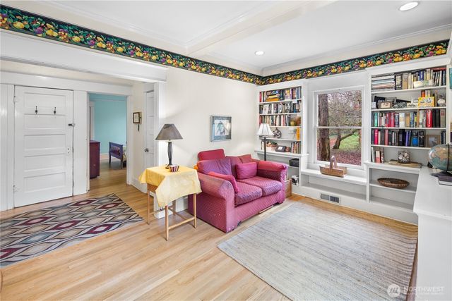 4616 Meridian Avenue N, Seattle, WA 98103