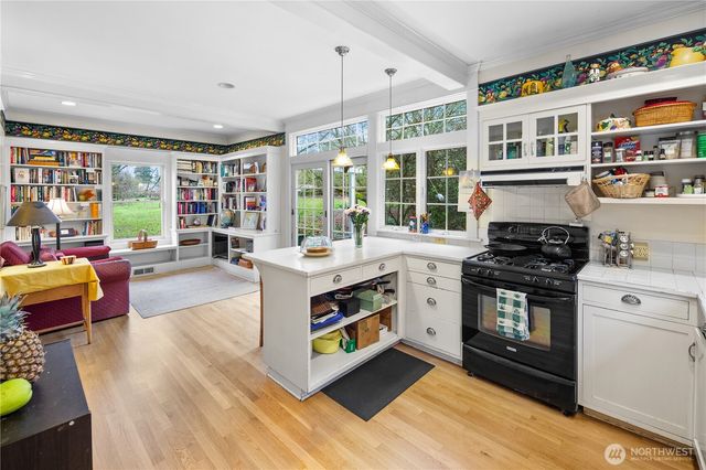 4616 Meridian Avenue N, Seattle, WA 98103