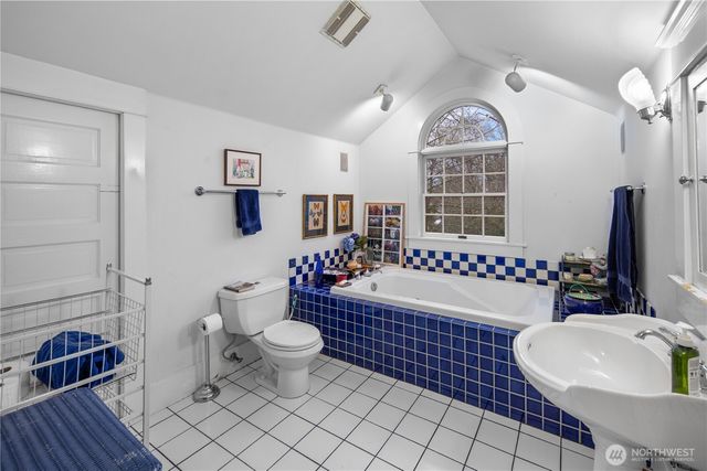 4616 Meridian Avenue N, Seattle, WA 98103