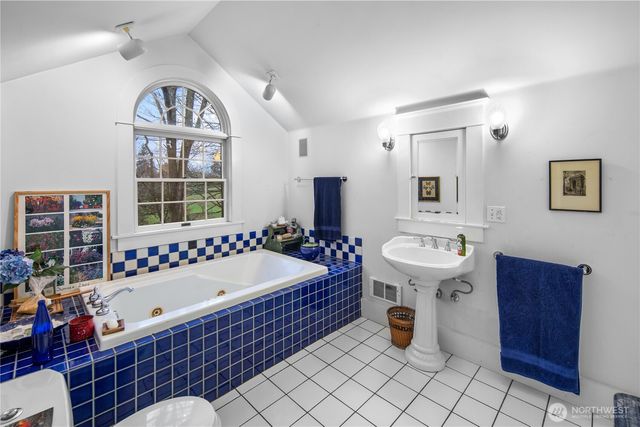 4616 Meridian Avenue N, Seattle, WA 98103