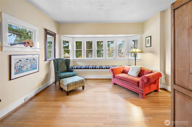 4616 Meridian Avenue N, Seattle, WA 98103