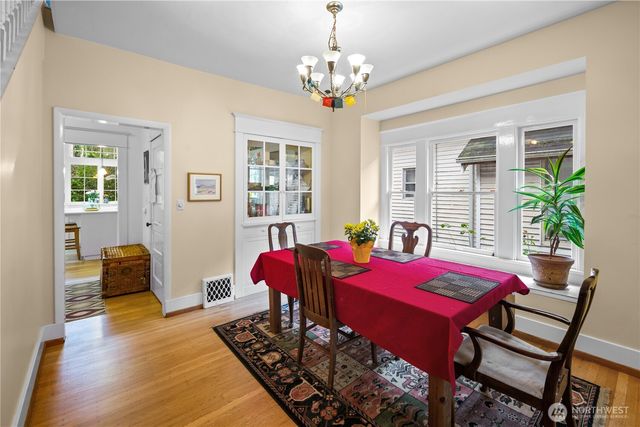 4616 Meridian Avenue N, Seattle, WA 98103