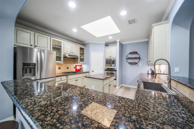 1002 Acorn Court, Friendswood, TX 77546