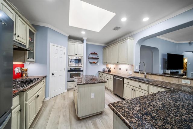 1002 Acorn Court, Friendswood, TX 77546