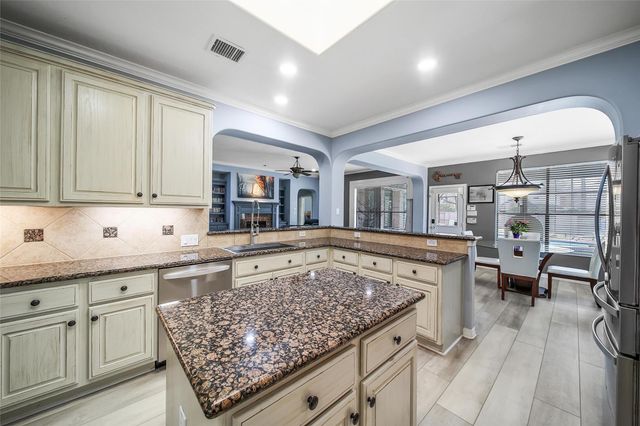 1002 Acorn Court, Friendswood, TX 77546