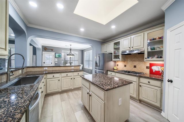 1002 Acorn Court, Friendswood, TX 77546