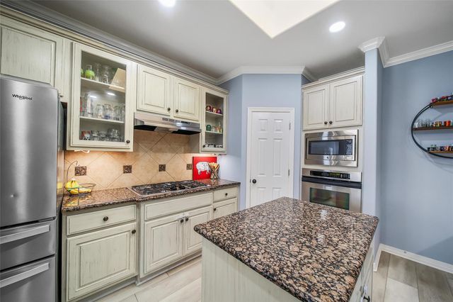 1002 Acorn Court, Friendswood, TX 77546