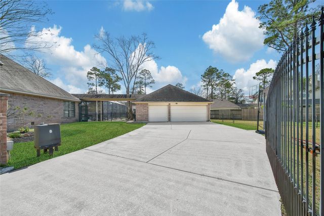 1002 Acorn Court, Friendswood, TX 77546