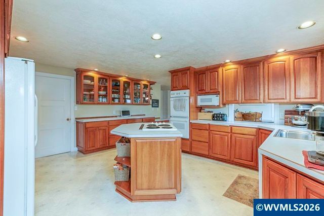 2686 Mountain View Dr S, Salem, OR 97302