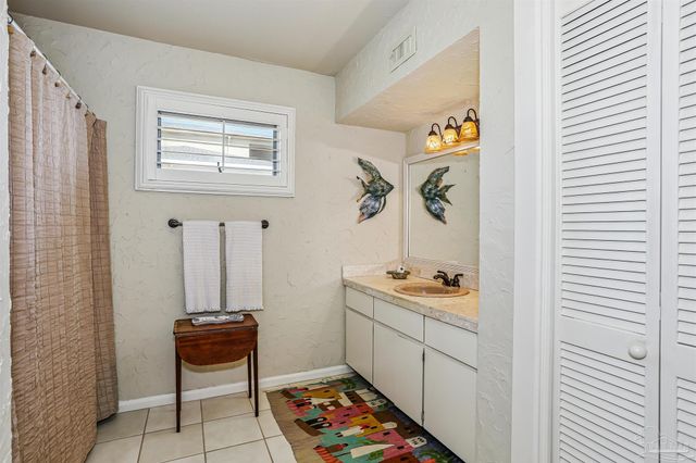 2653 Del Mar Dr, Gulf Breeze, FL 32563