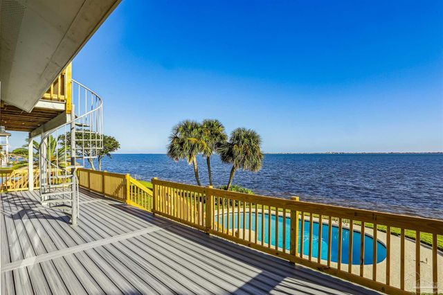 2653 Del Mar Dr, Gulf Breeze, FL 32563