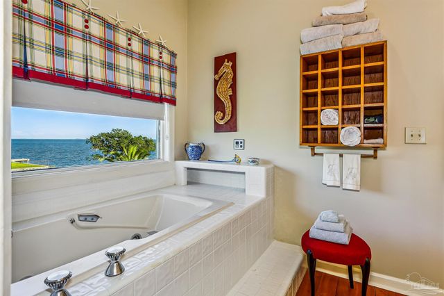 2653 Del Mar Dr, Gulf Breeze, FL 32563