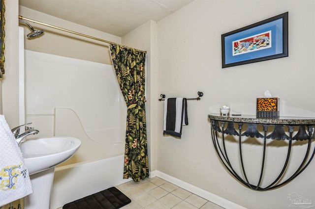 2653 Del Mar Dr, Gulf Breeze, FL 32563