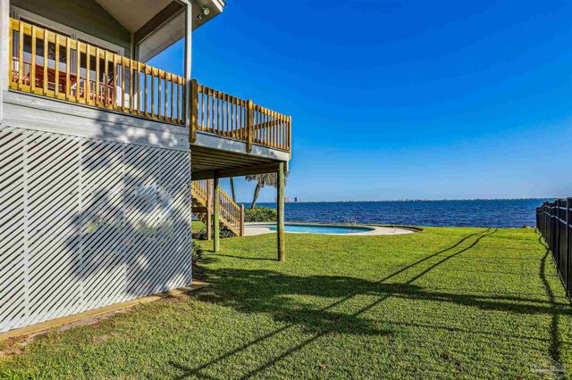 2653 Del Mar Dr, Gulf Breeze, FL 32563