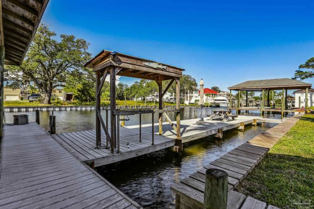 2653 Del Mar Dr, Gulf Breeze, FL 32563