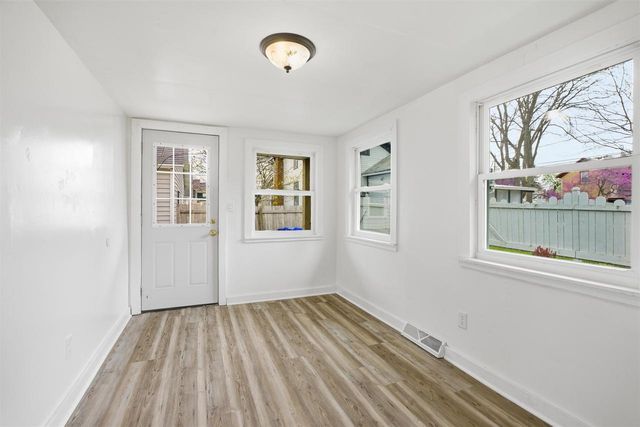 406 W SPRING STREET, New London, WI 54961