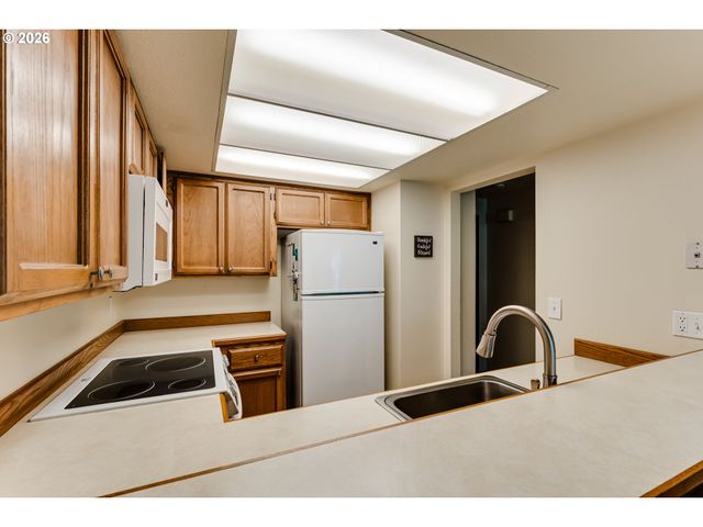 2051 LAKE ISLE Ter, Eugene, OR 97401