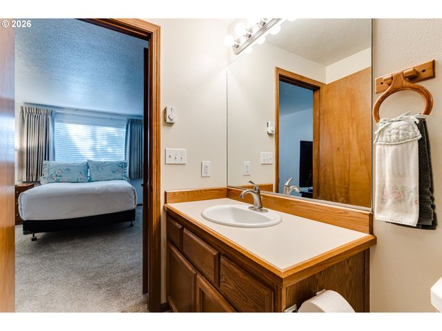 2051 LAKE ISLE Ter, Eugene, OR 97401