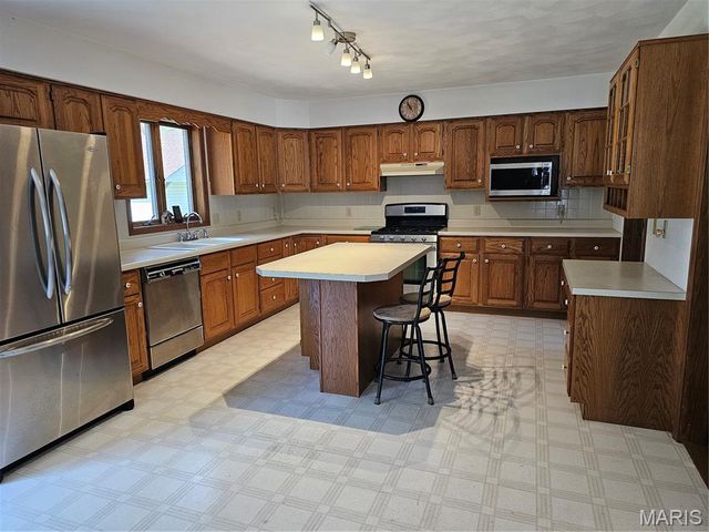 611 Brookstone Court, Freeburg, IL 62243