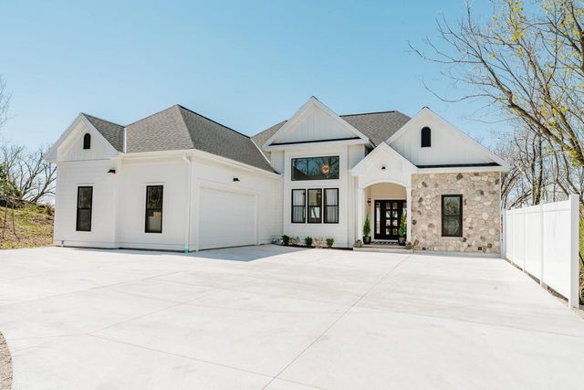 1835 Davies DRIVE, Summit, WI 53066