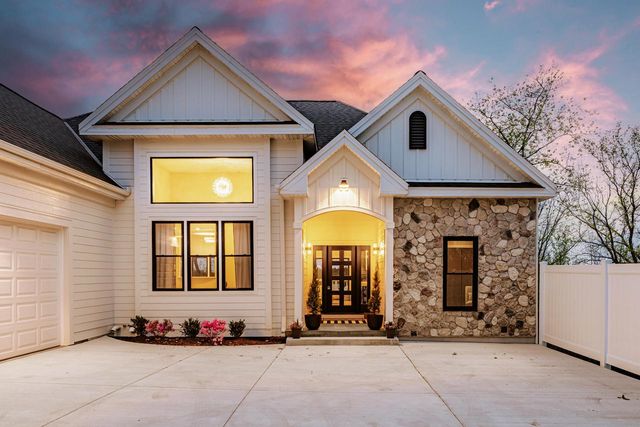 1835 Davies DRIVE, Summit, WI 53066