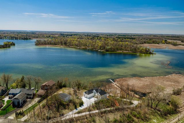 1835 Davies DRIVE, Summit, WI 53066