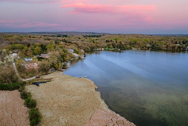 1835 Davies DRIVE, Summit, WI 53066