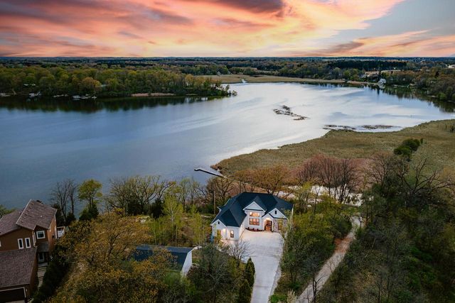1835 Davies DRIVE, Summit, WI 53066