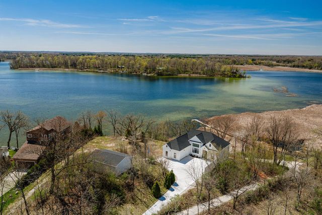 1835 Davies DRIVE, Summit, WI 53066