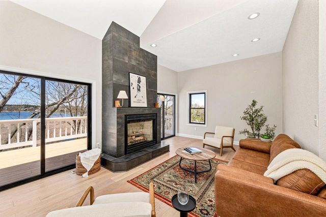 1835 Davies DRIVE, Summit, WI 53066