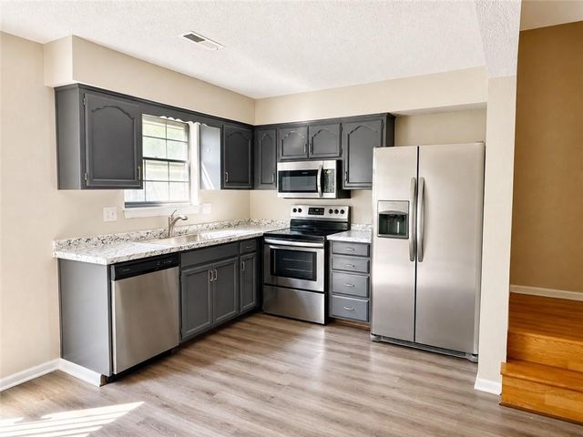 448 NE Churchill Street, Lee's Summit, MO 64086