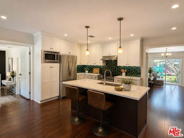 6525 Wilkinson Avenue, Los Angeles, CA 91606