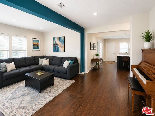 6525 Wilkinson Avenue, Los Angeles, CA 91606