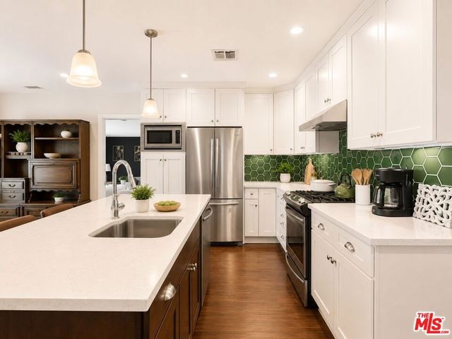 6525 Wilkinson Avenue, Los Angeles, CA 91606