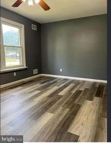 39 MIZZEN DR, Barnegat, NJ 08005