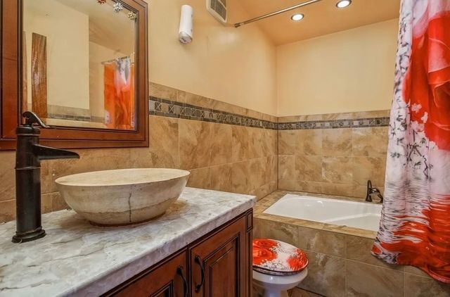 711 TIPPERARY Court 2D, Schaumburg, IL 60193