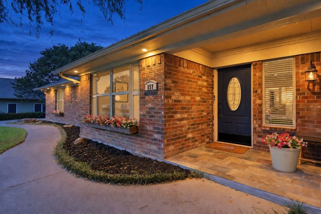 257 Willow Ridge Road, Fort Worth, TX 76103 — exterior