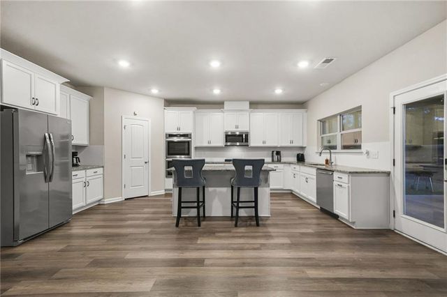 689 S Jeff Davis Drive, Fayetteville, GA 30215