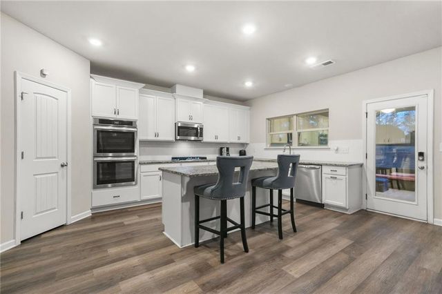 689 S Jeff Davis Drive, Fayetteville, GA 30215