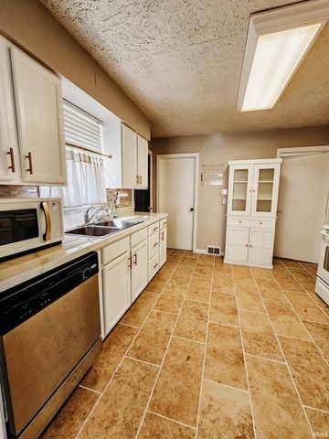 1301 S Boeke Road, Evansville, IN 47714