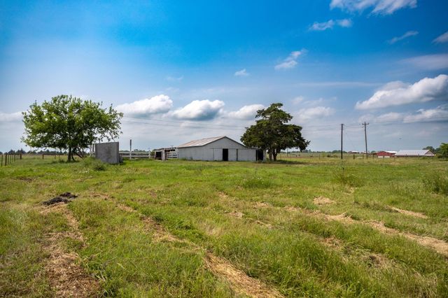 137 Knape RD, La Grange, TX 78945