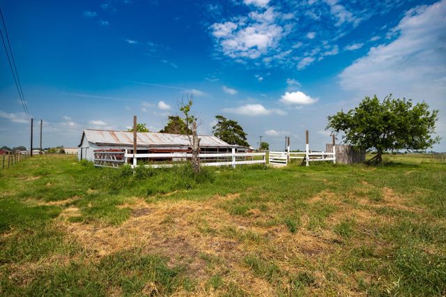 137 Knape RD, La Grange, TX 78945