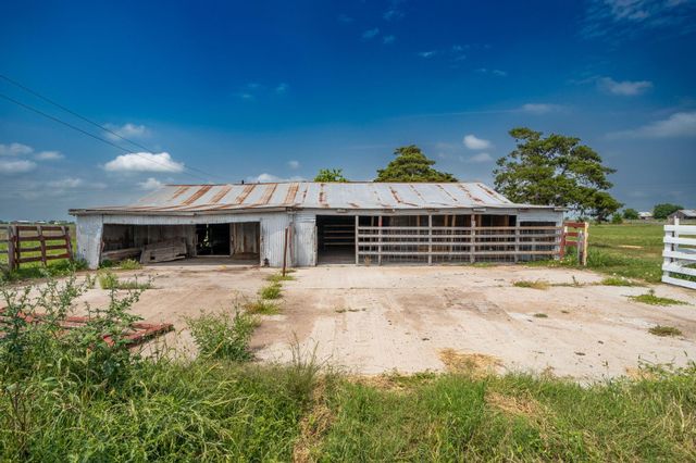 137 Knape RD, La Grange, TX 78945