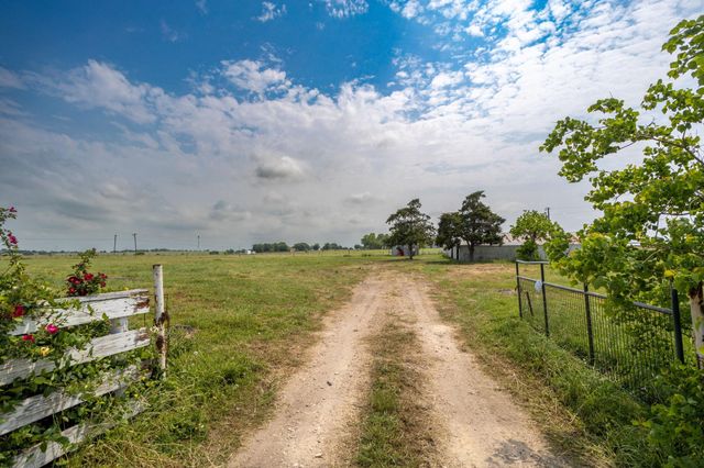 137 Knape RD, La Grange, TX 78945