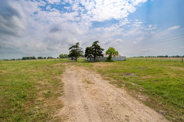 137 Knape RD, La Grange, TX 78945