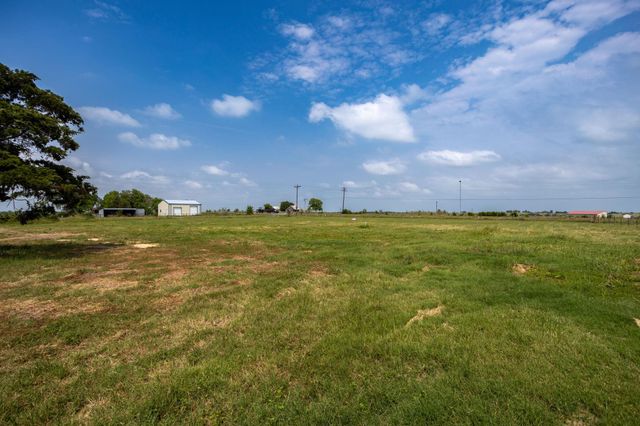 137 Knape RD, La Grange, TX 78945