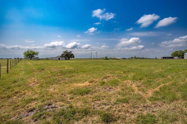 137 Knape RD, La Grange, TX 78945