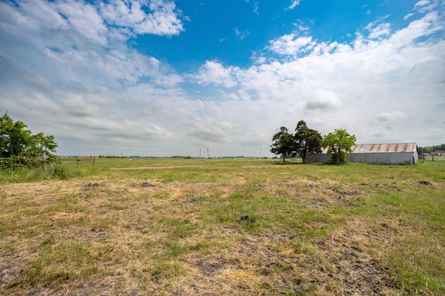 137 Knape RD, La Grange, TX 78945