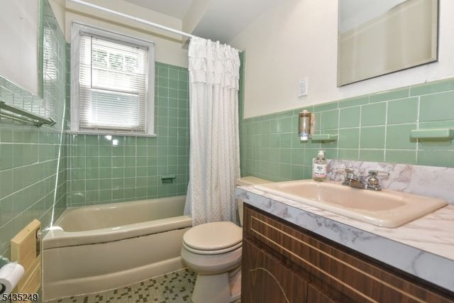 51 Charles St, Dumont Boro, NJ 07628