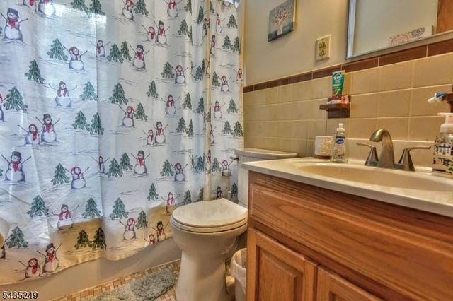 51 Charles St, Dumont Boro, NJ 07628